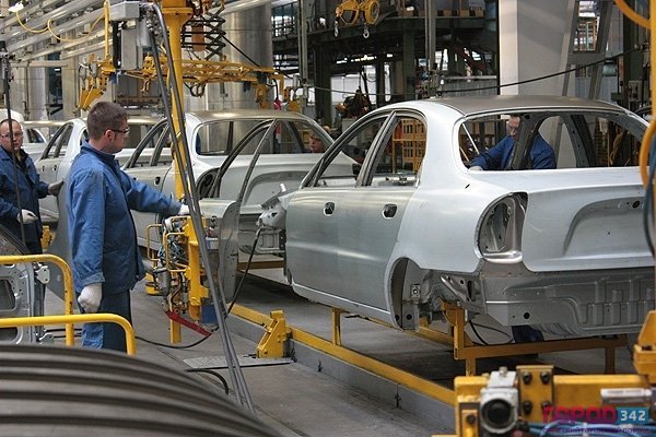 Производство автомобилей в России сократилось почти на 40%