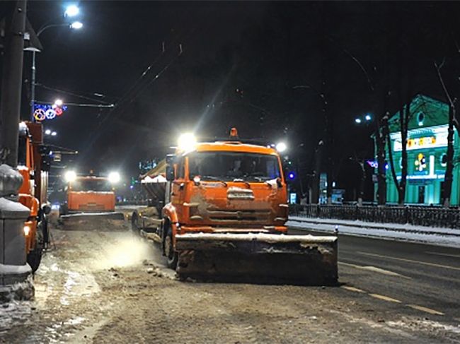 На улицы Перми вывели спецтехнику для расчистки дорог от снега