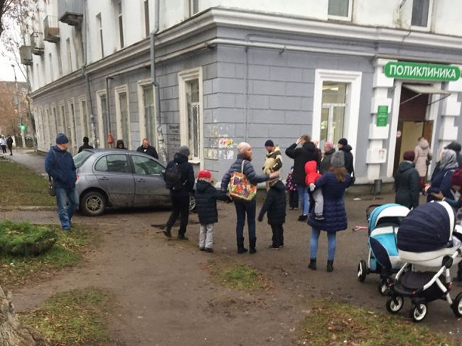 Иномарка врезалась в поликлинику в Перми – пострадали дети