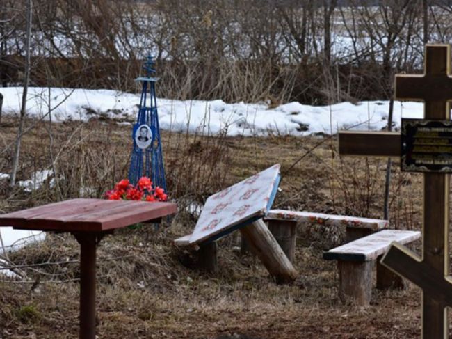 В Пермском крае безработный без причины громил надгробия и сжигал венки на кладбище