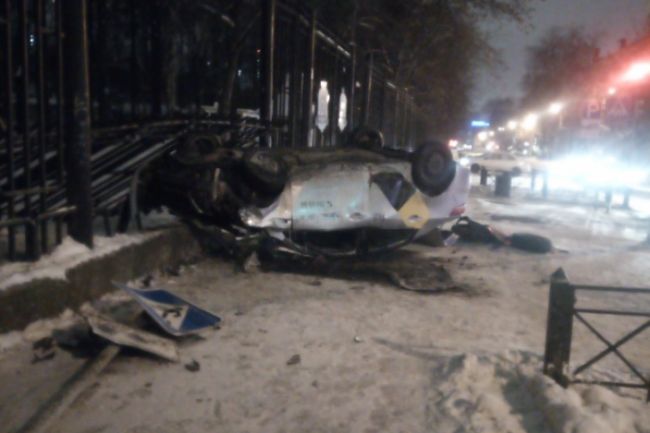 В парке Горького пермский таксист врезался в ограждение