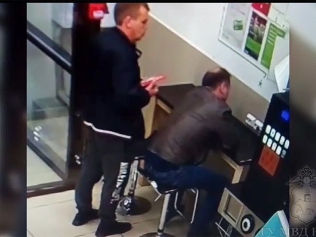 Полиция разыскивает мужчину, укравшего телефон у пермяка в универсаме