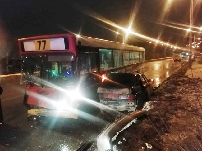 В Перми утром столкнулись автобус и легковушка – есть пострадавшие