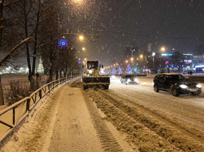 В новогоднюю ночь убирать улицы от снега в Перми будут 150 единиц техники