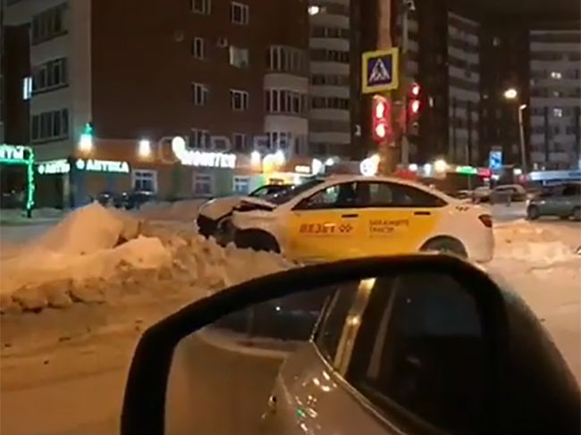 В Перми столкнулись два автомобиля такси