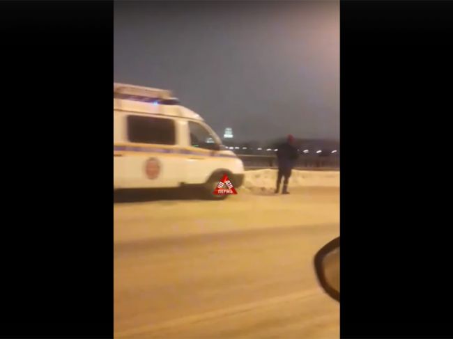 В Перми спасатели отговорили мужчину прыгать с Коммунального моста