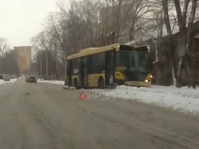 В Перми легковушка врезалась в пассажирский автобус