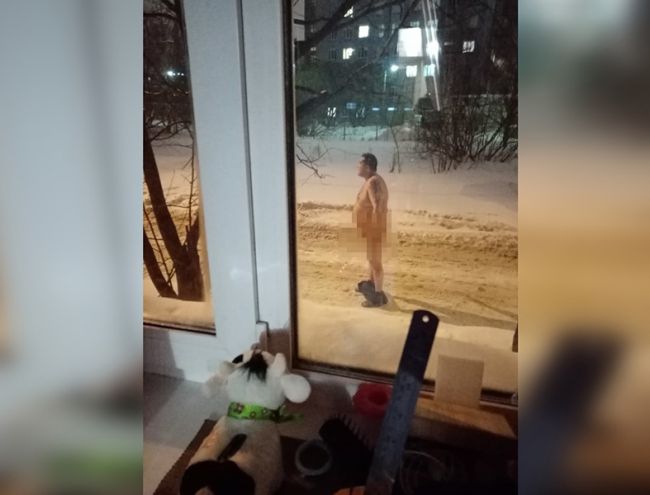 В Перми голый мужчина на улице громко ругался и бил по стеклам