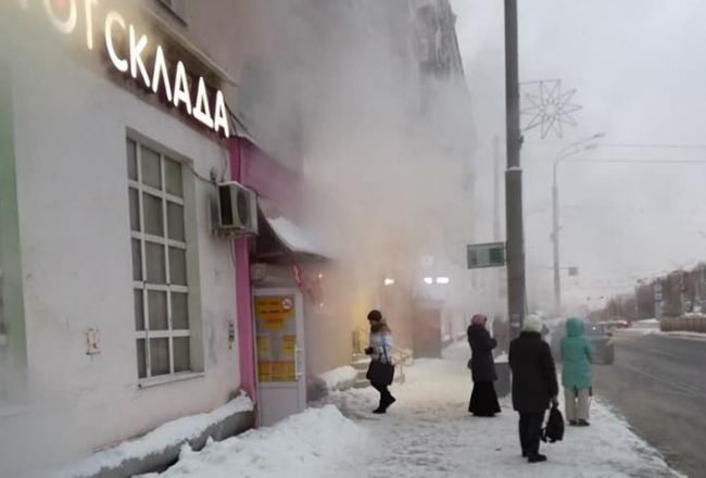 В Перми затопило кипятком подвал дома на улице Уральской