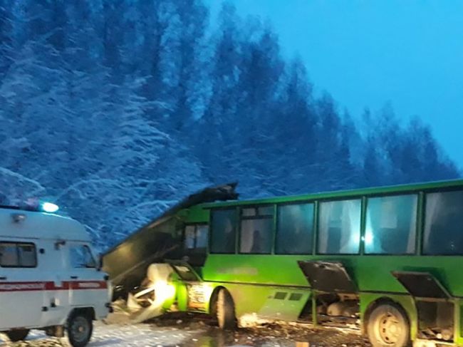 В Пермском крае в ДТП попал рейсовый автобус – 15 человек пострадали