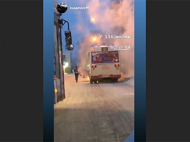Около школы в Перми загорелся автобус с пассажирами