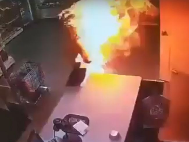 В Прикамье изверг облил бензином и поджег продавщицу магазина