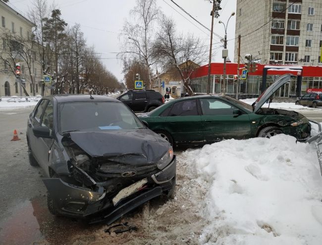 В Прикамье женщина-водитель врезалась в машину – трое пострадали