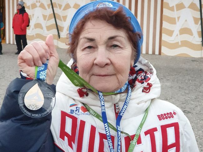 «Золотая» бабушка из Перми стала чемпионкой мира по зимнему плаванию