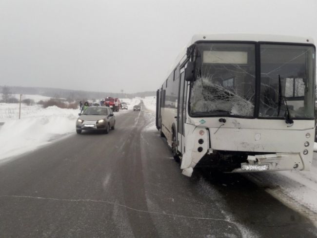 В страшной аварии с автобусом на трассе в Прикамье погиб водитель
