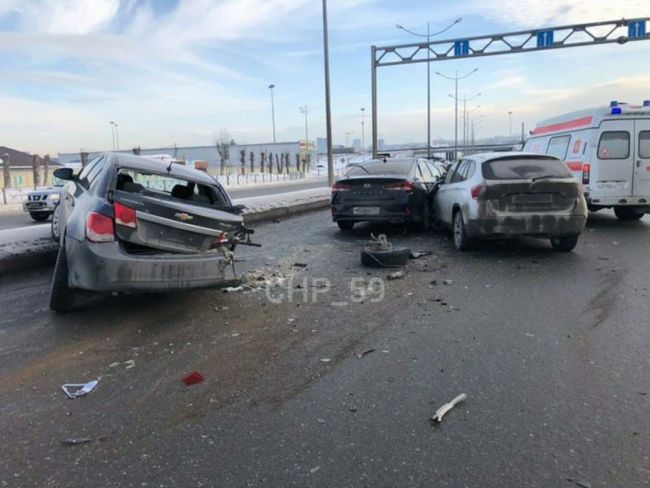 На шоссе Космонавтов произошла массовая авария