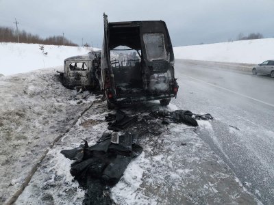 На трассе в Прикамье столкнулись и сгорели автомобили – четверо погибли