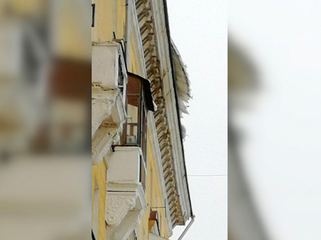 На бабушку с внучкой в центре Перми обрушился снег с крыши дома