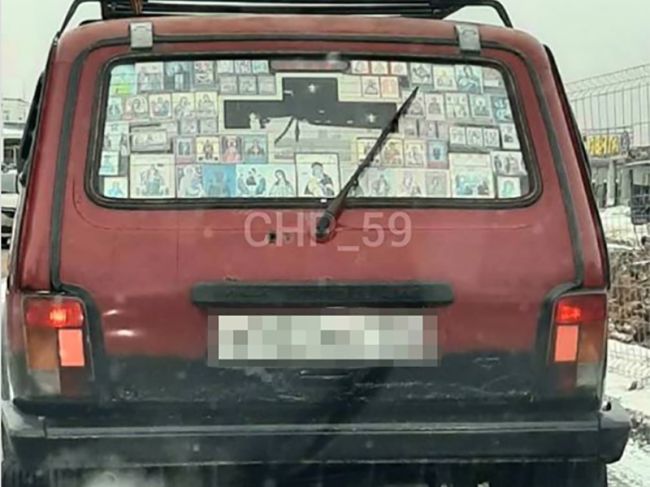 В Перми очевидцы сняли автомобиль с множеством иконок в салоне