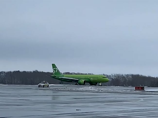 На самолете, который экстренно сел в Перми, не обнаружено бомбы