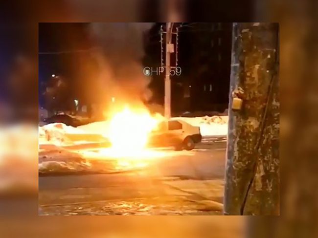 Ночью в Перми сгорел автомобиль такси