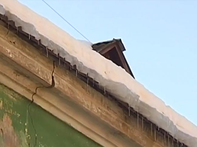 Житель Перми потерял память из-за обрушения льда с крыши дома