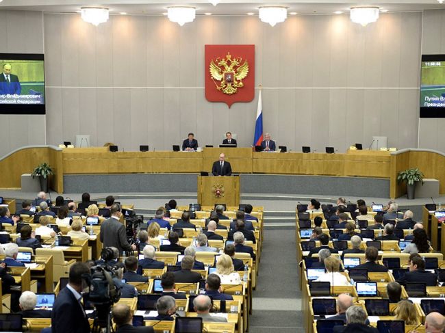Российских чиновников планируют наказывать за хамство