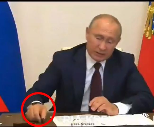 Владимир Путин бросил ручку на стол во время совещания
