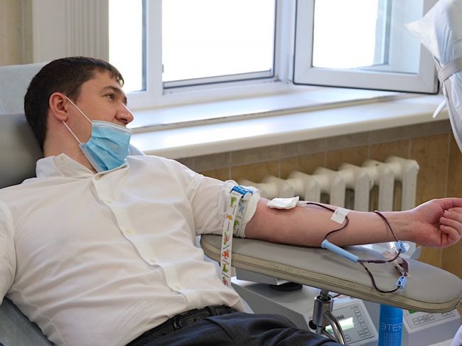 Врио губернатора Дмитрий Махонин впервые стал донором крови