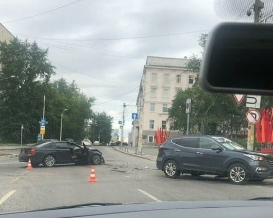 В центре Перми столкнулись две иномарки, есть пострадавшие