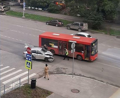 В Перми столкнулись такси и автобус