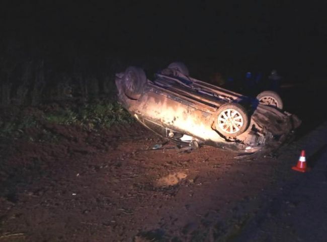 Молодой водитель опрокинулся на трассе в Прикамье и погиб