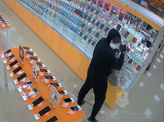 В Перми осудили дерзкого налетчика, ограбившего супермаркет электроники