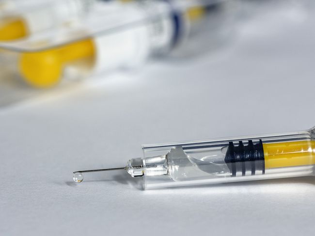 Врач назвал противопоказания к вакцинации от коронавируса