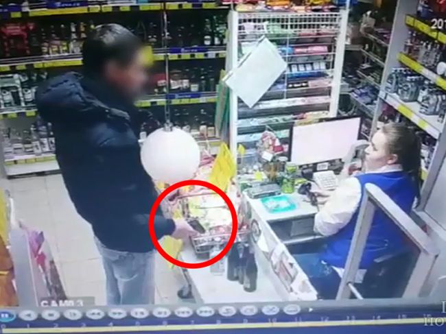 Житель Перми с сигнальным пистолетом ограбил алкогольный супермаркет