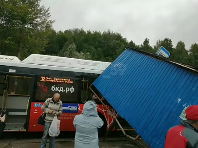 В Перми остановка обрушилась на автобус