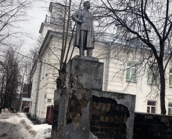 В Перми снесли памятник писателю Максиму Горькому