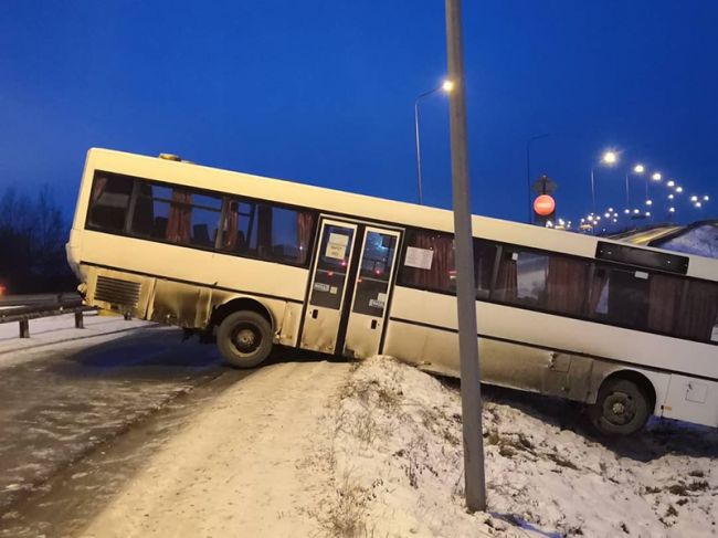 На трассе Пермь – Екатеринбург рейсовый автобус съехал в кювет