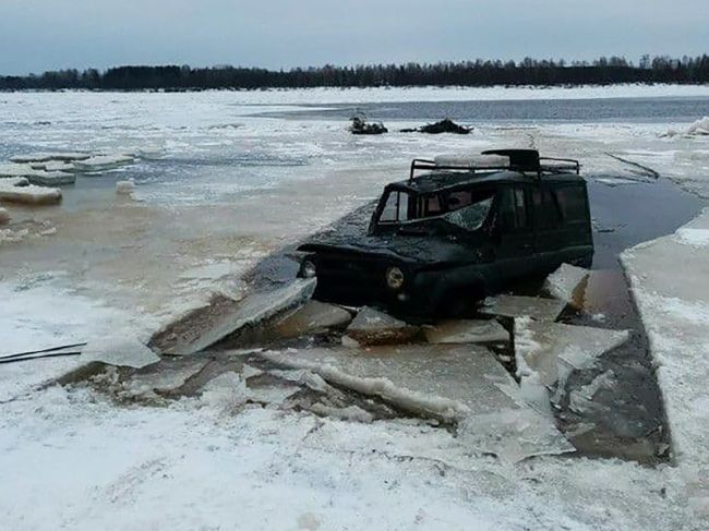 В Прикамье спасатели достали со дна реки внедорожник с телом водителя