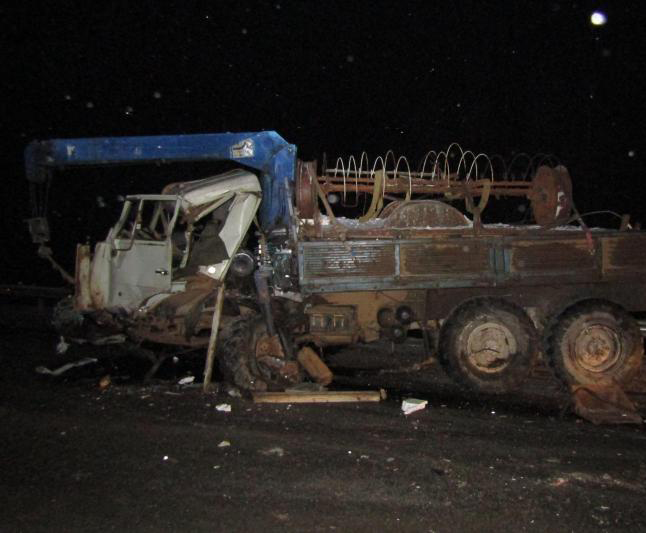 В лобовом столкновении грузовика и внедорожника в Прикамье погибли два водителя