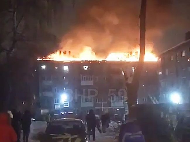 В Перми загорелась крыша жилого дома