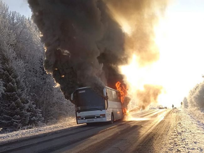 В Пермском крае на трассе вспыхнул автобус, перевозивший призывников