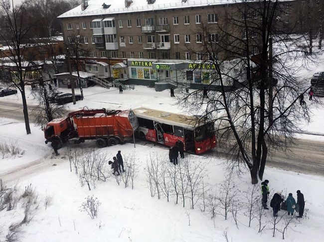В Перми столкнулись автобус и мусоровоз