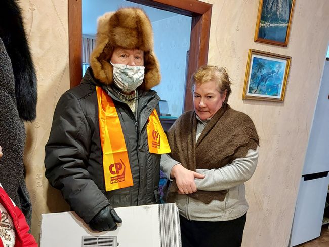Жителям «холодных» домов в Красновишерске выдали обогреватели