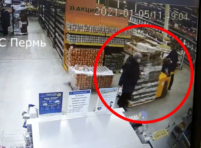 Соцсети: в пермском гипермаркете погрузчик на скорости сбил женщину