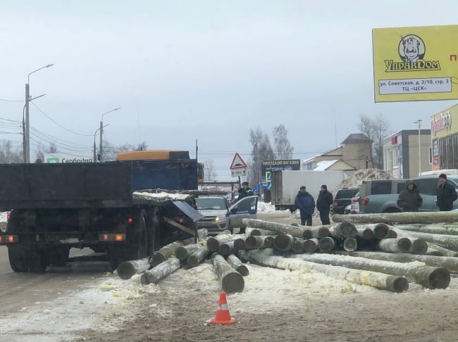 В Пермском крае из грузовика выпали на дорогу огромные бревна