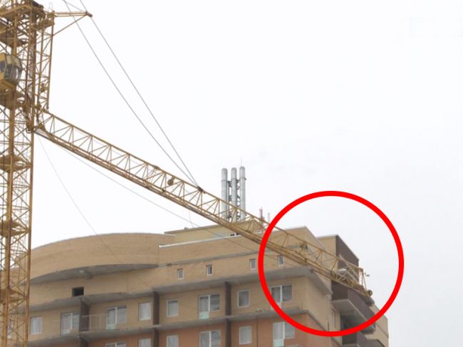 В Перми стрела строительного крана упала на многоэтажный дом