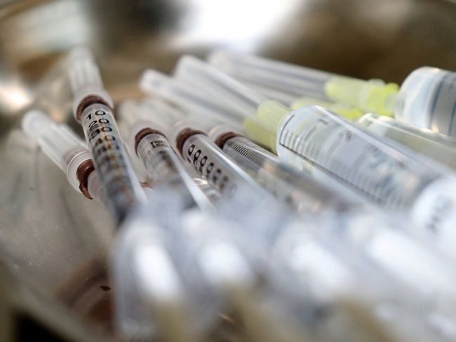В Минздраве назвали побочные эффекты вакцины от коронавируса