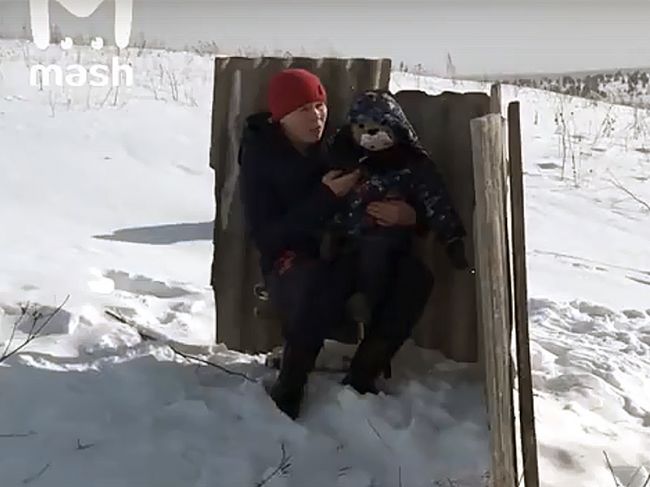 В Прикамье женщина построила телефонную будку на горе для связи
