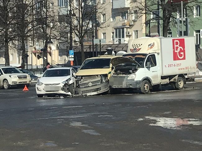 В центре Перми столкнулись три автомобиля